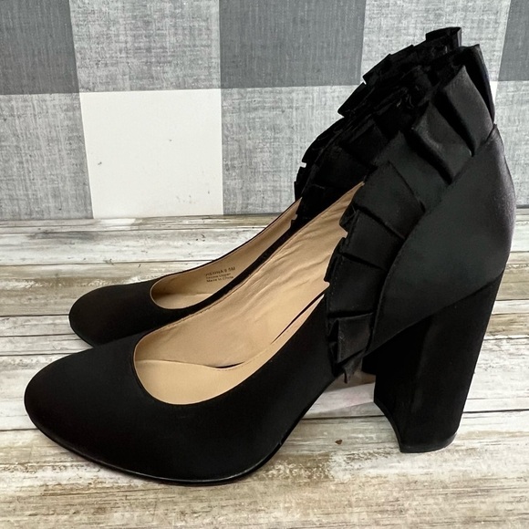 Botkier New York Vienna Ruffle Pump - Picture 6 of 16